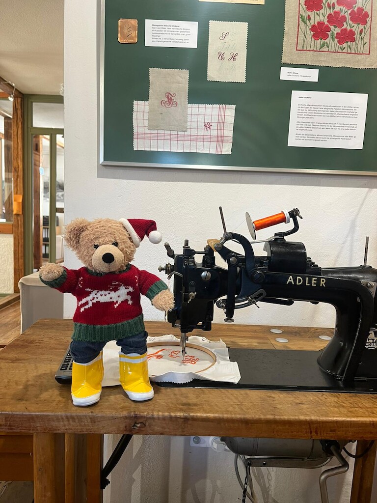 Unser Bär vor der Nähmaschine.