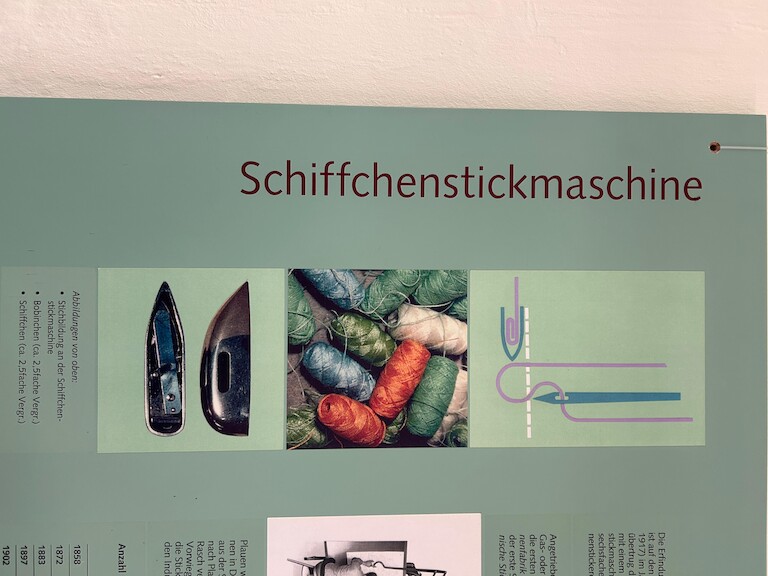 Eine Erklärung der Schiffchenstickmaschine.