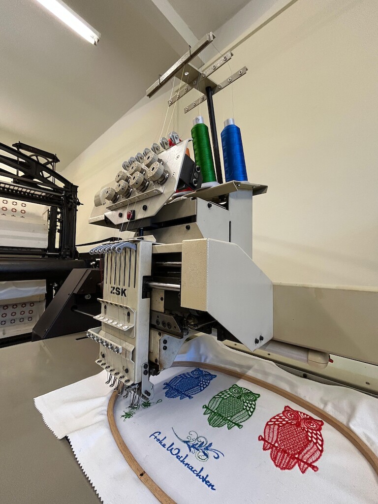 Die Nähmaschine beim Eulen sticken.