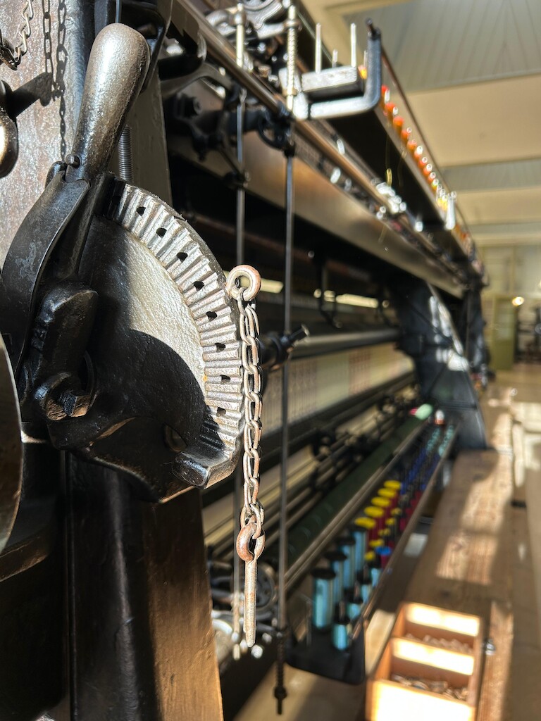 Stickmaschine aus einer anderen Perspektive.