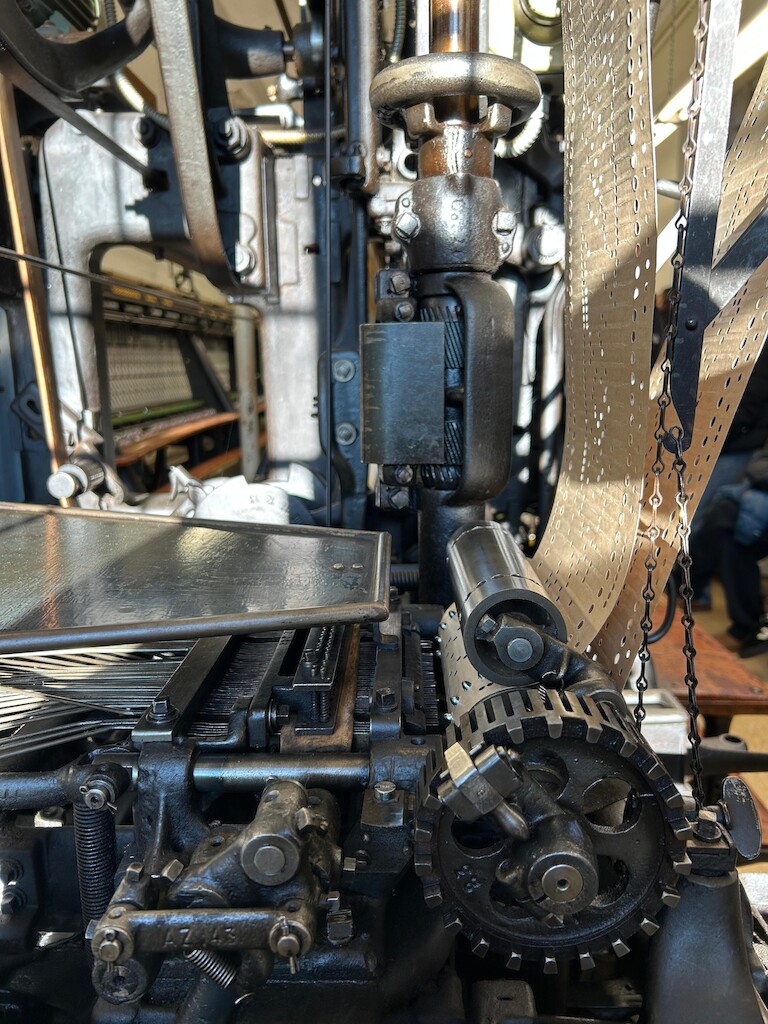 Die große Stickmaschine in der Nahaufnahme.