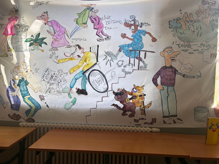 Eine gemalte Großleinwand mit verschiedenen Konflikten.