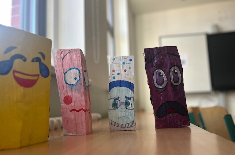 Vier Gefühlkötze stehen auf dem Tisch.
