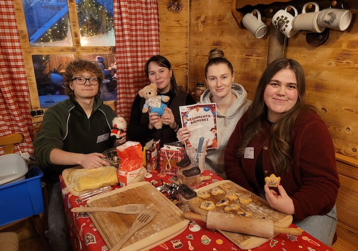 Die Schülerinnen und Schüler in der Weihnachtsbäckerei.