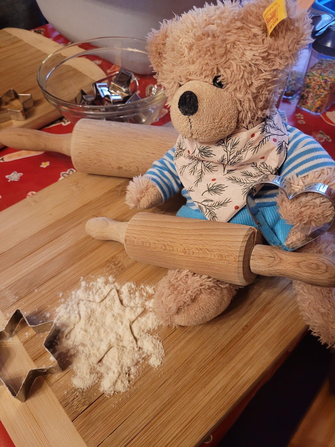 Unser Bär mit Nudelholz beim Teig vorbereiten.