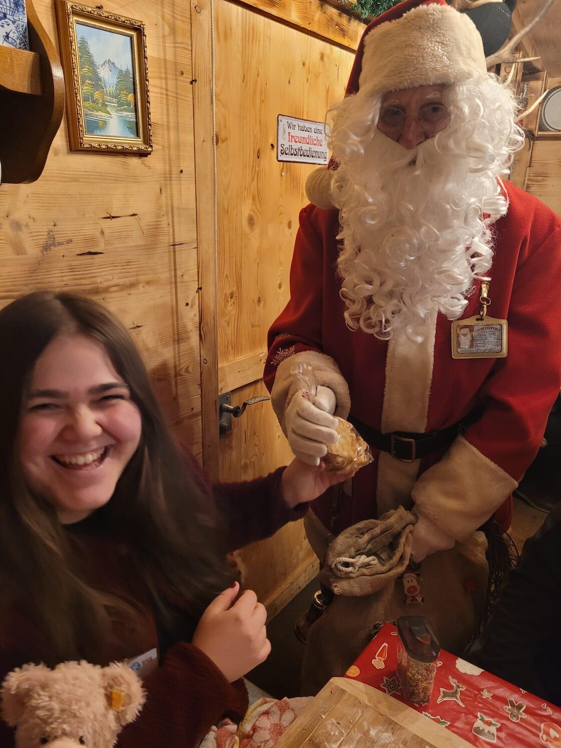 Eine Schülerin mit dem Weihnachtsmann.