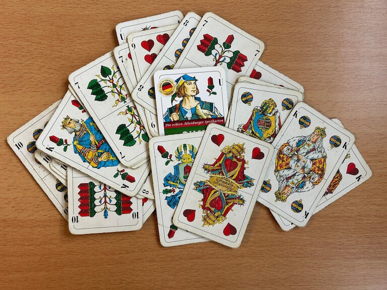 Ein Haufen mit Spielkarten.