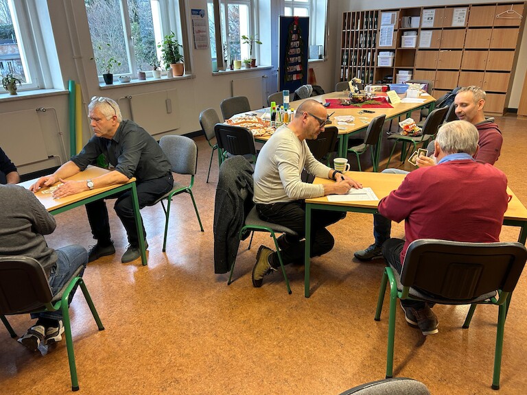 Die Spieler an den Tisch beim Spielen.