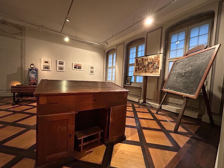 Eine alte Schule mit Tafel und Möbeln.