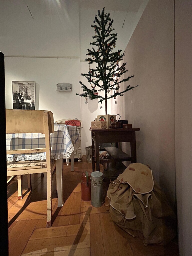 Ein alter Wohnbereich mit einem kargen Weihnachtsbaum.