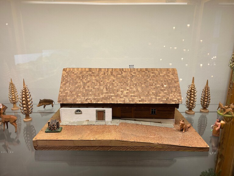 Eine Dekoration von einem alten Bauernhaus.