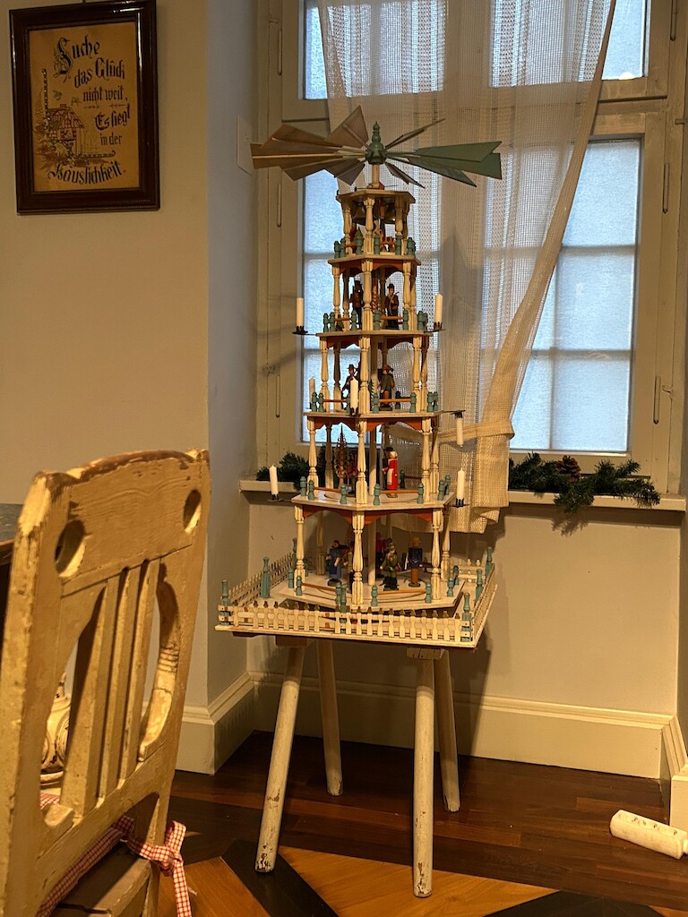 Eine alte Holzpyramide.