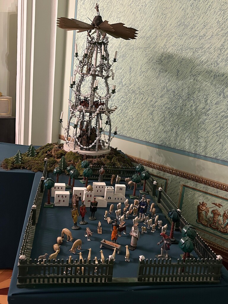 Eine Pyramide mit einem Krippenspiel