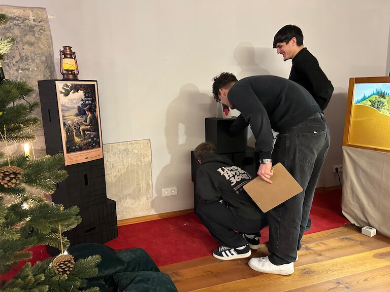 Schüler bei den Fühlboxen