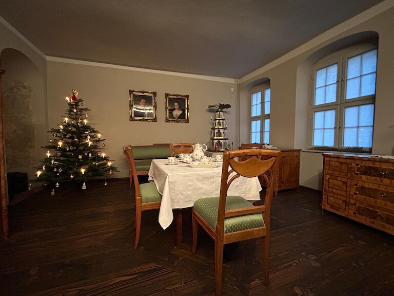 Ein weihnachtlich geschmücktes Esszimmer.