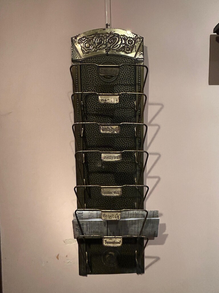 Ein alter Zeitungshalter.