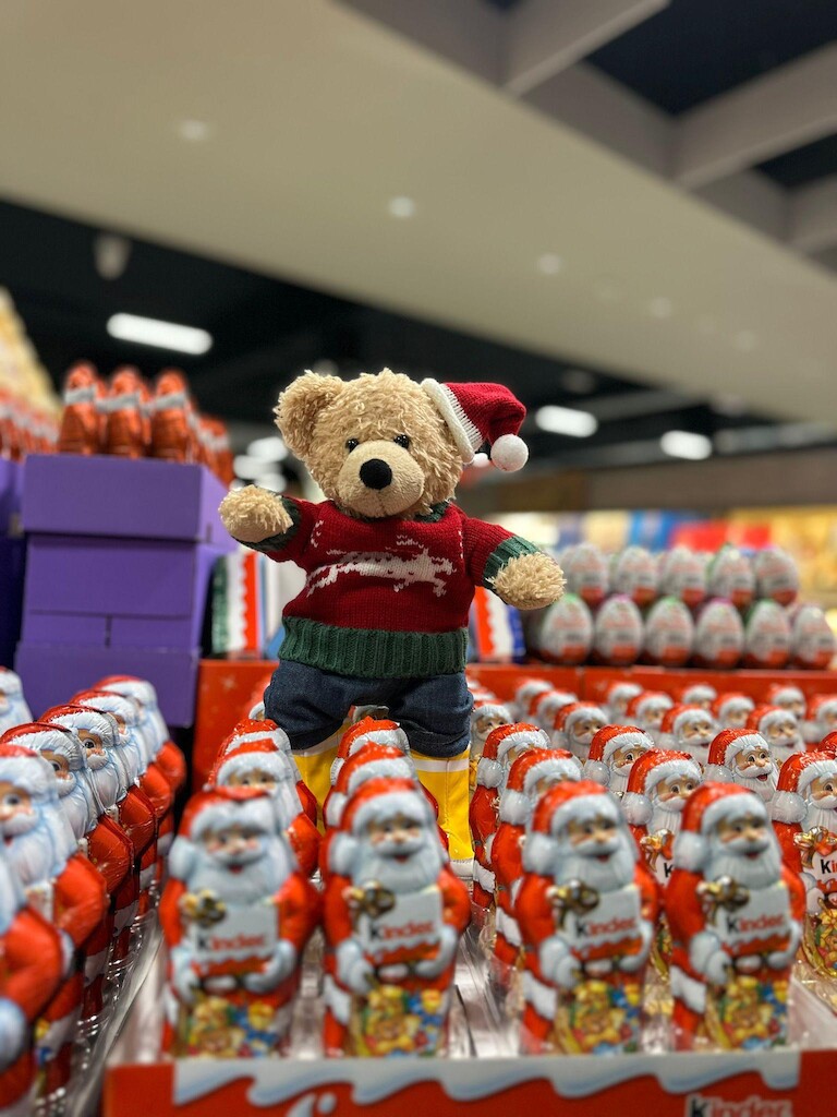 Unser Bär auf Weihnachtsmännern.