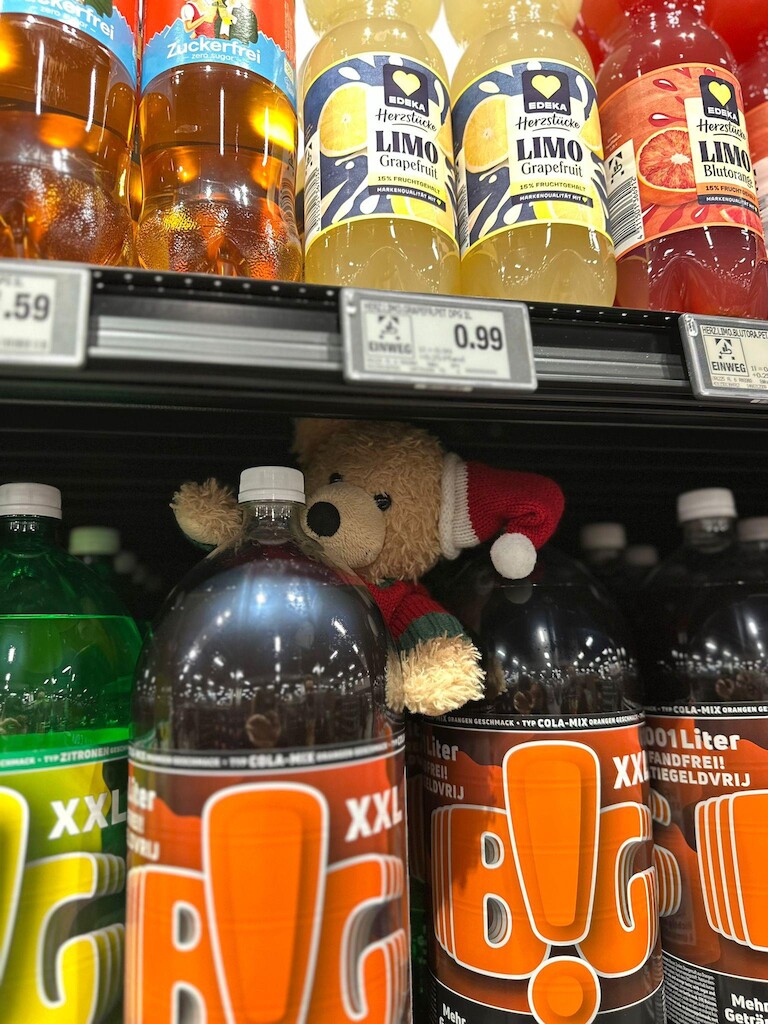 Unser Bär zwischen Limonaden.