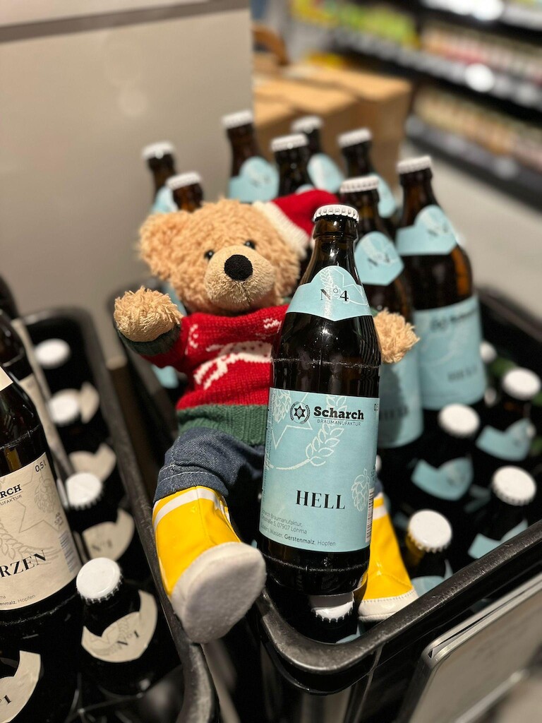 Unser Bär hinter einer Bierflasche.