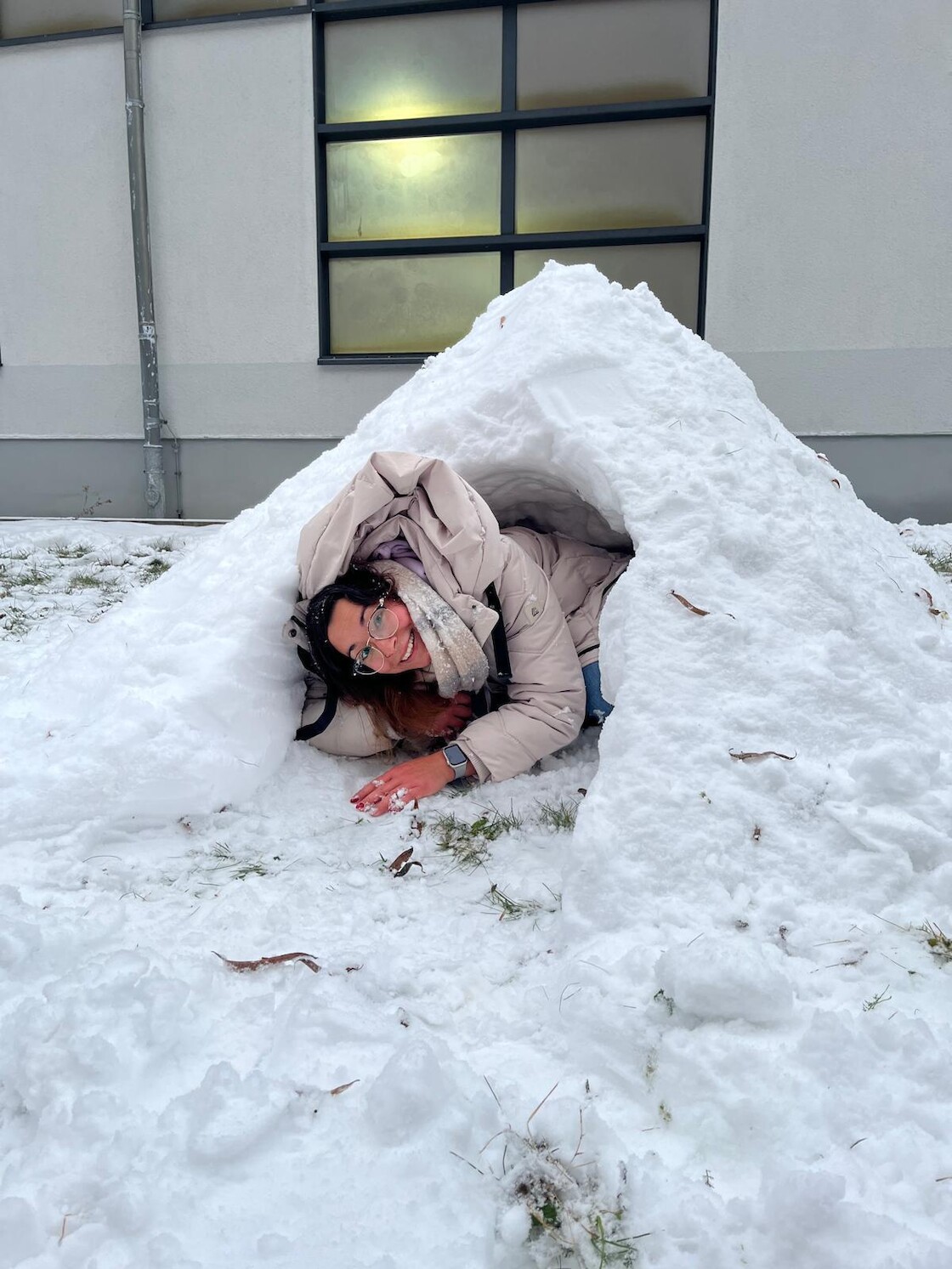 Eine Schülerin im selbstgebauten Iglu.