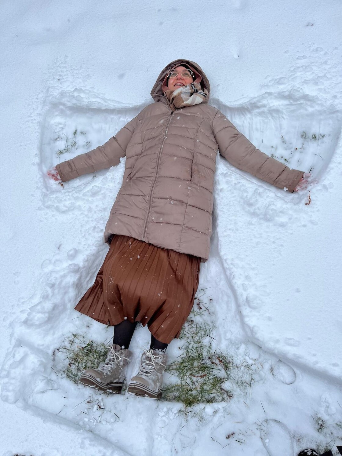 Eine Schülerin macht einen Schneeengel.