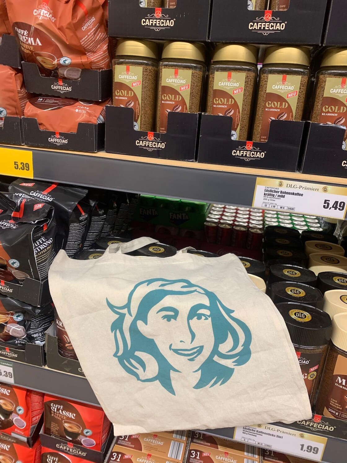 Unser Anne Frank Tasche auf dem Kaffee.