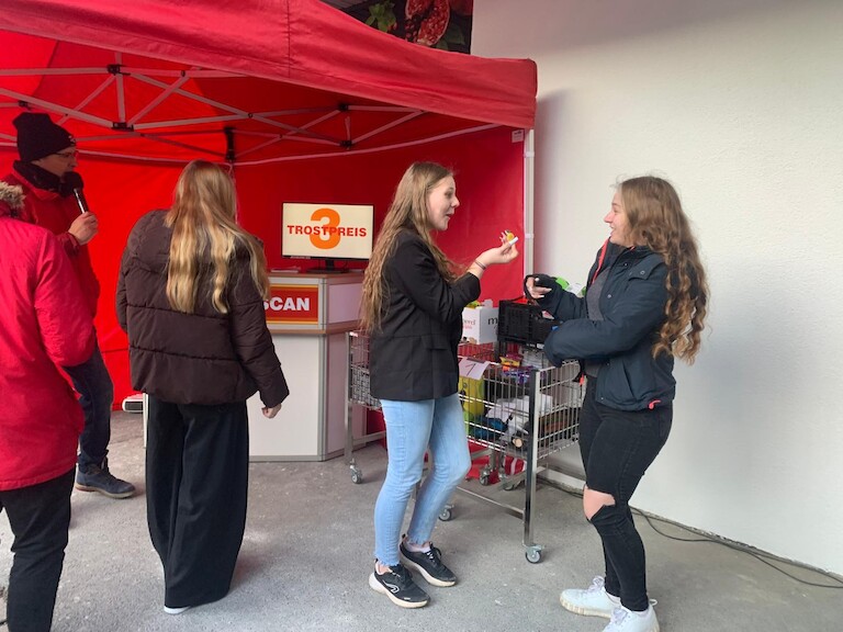 Unser Schülerinnen vor dem Norma Pavillion.