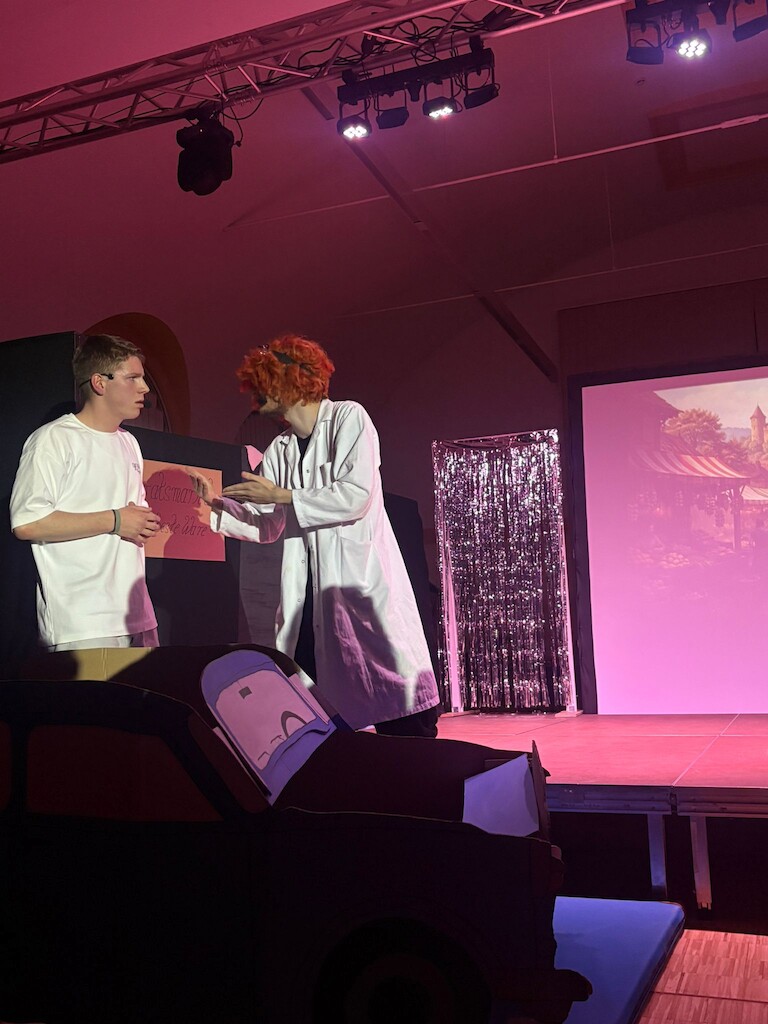 Kenny und Prof. Dean begeben sich auf eine Zeitreise.