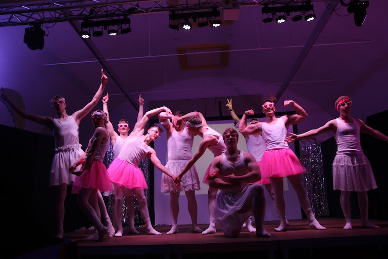 Das Männerballet in Pose.