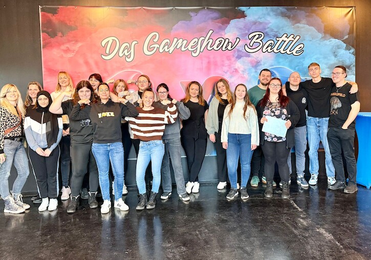 Ein Gruppenbild vor dem Game show battle.