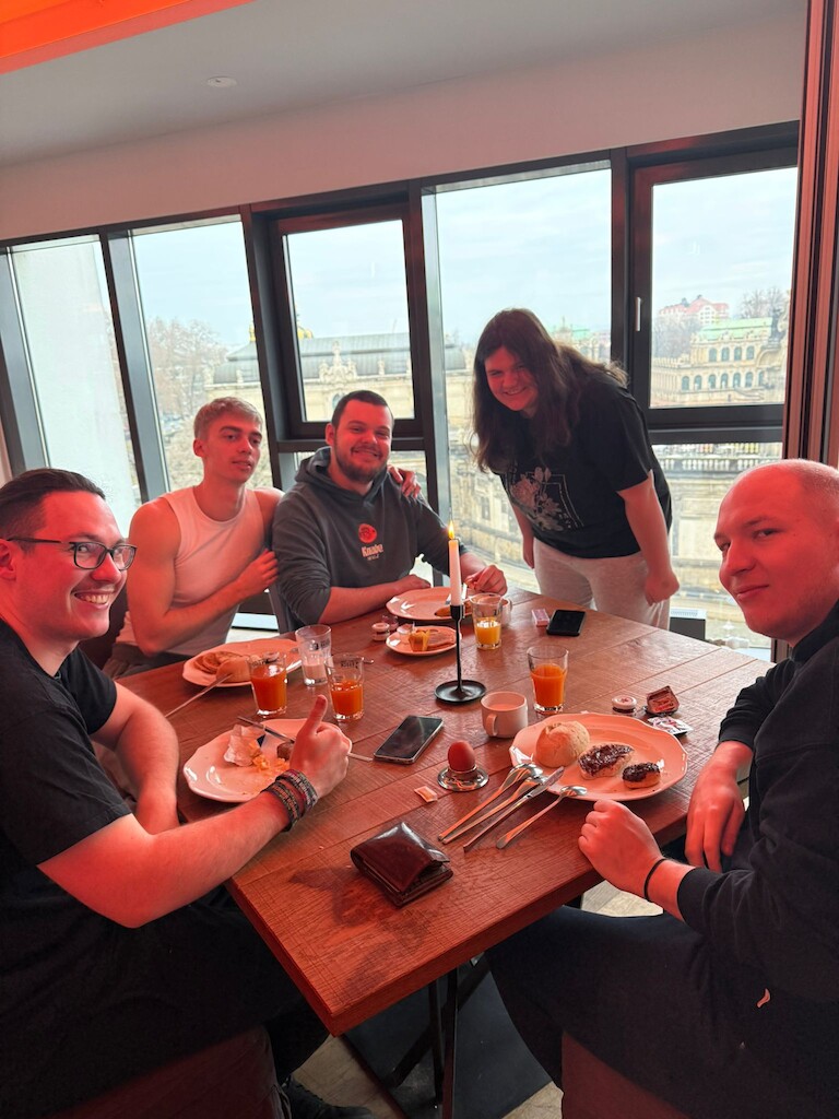 Eibne dritte Gruppe am Frühstückstisch.