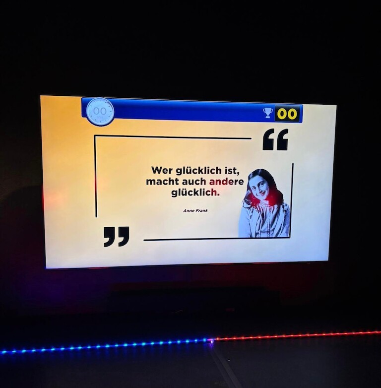 Ein Zitat von Anne Frank: Wer glücklich ist, macht auch andere glücklich.