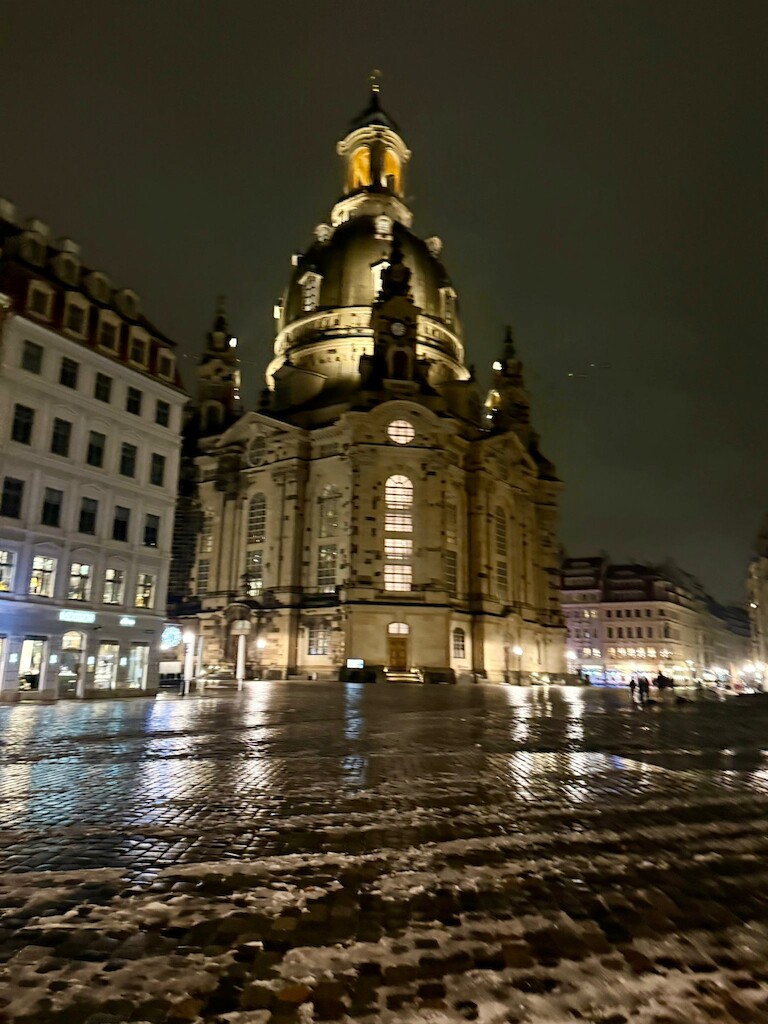 Die Frauenkirche im Lichterschein.