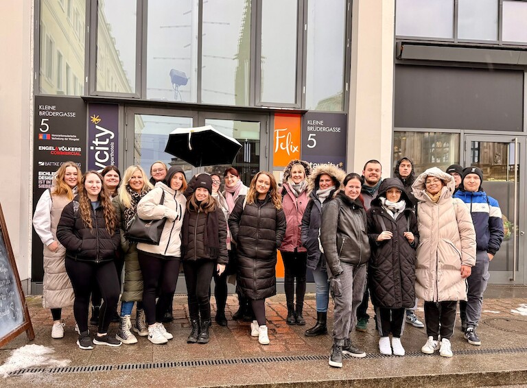Die Gruppe vor dem Hygiene Museum.
