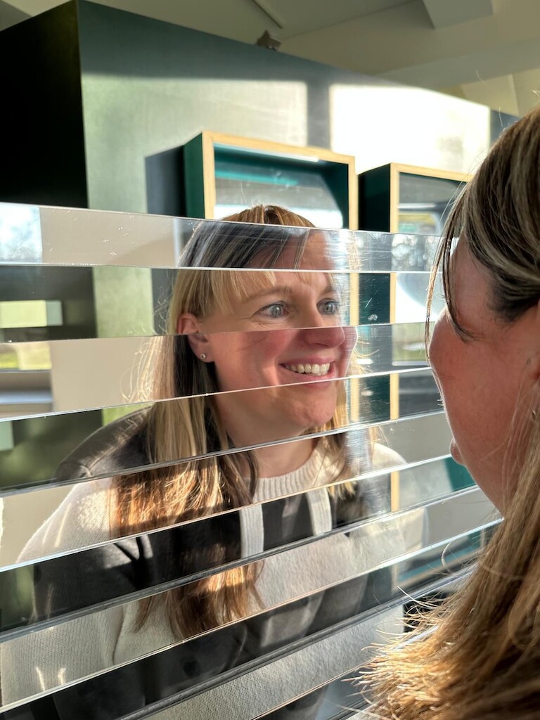 Eine Schüler im Spiegelbild.
