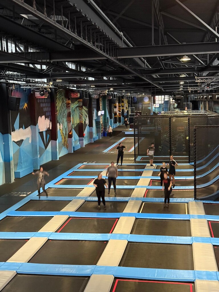 Die Schüler in der Trampolin Area.