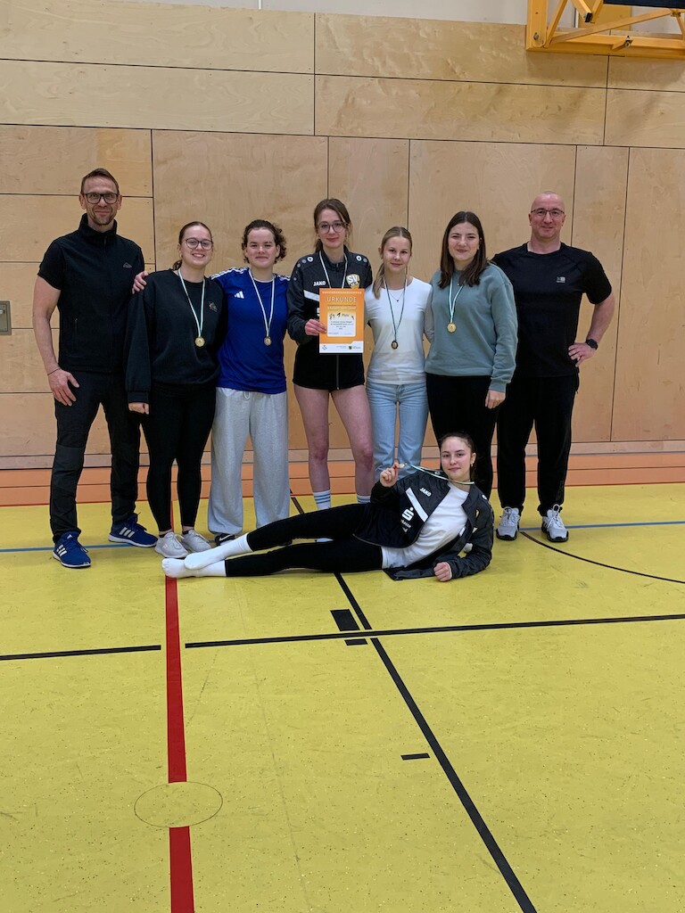 Das weibliche Siegerteam mit den Lehrern.