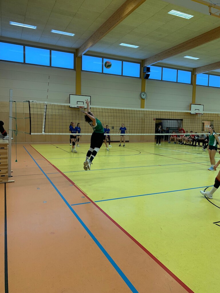 Mit Sprung setzt ein Spieler zum Schmetterball an.