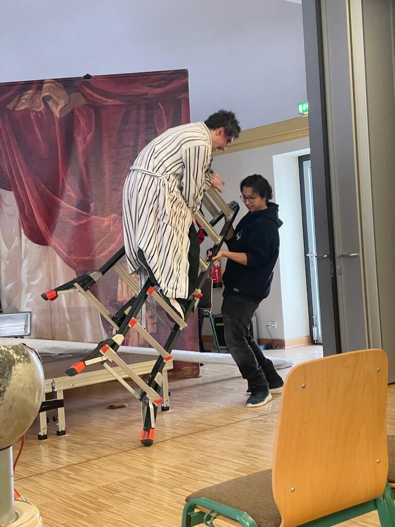 Adam fällt von der Leiter.
