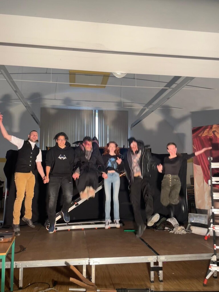 Die Theatertruppe jubelt.