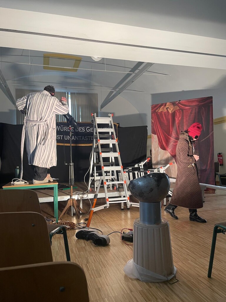 Die Schauspieler auf der Bühne.