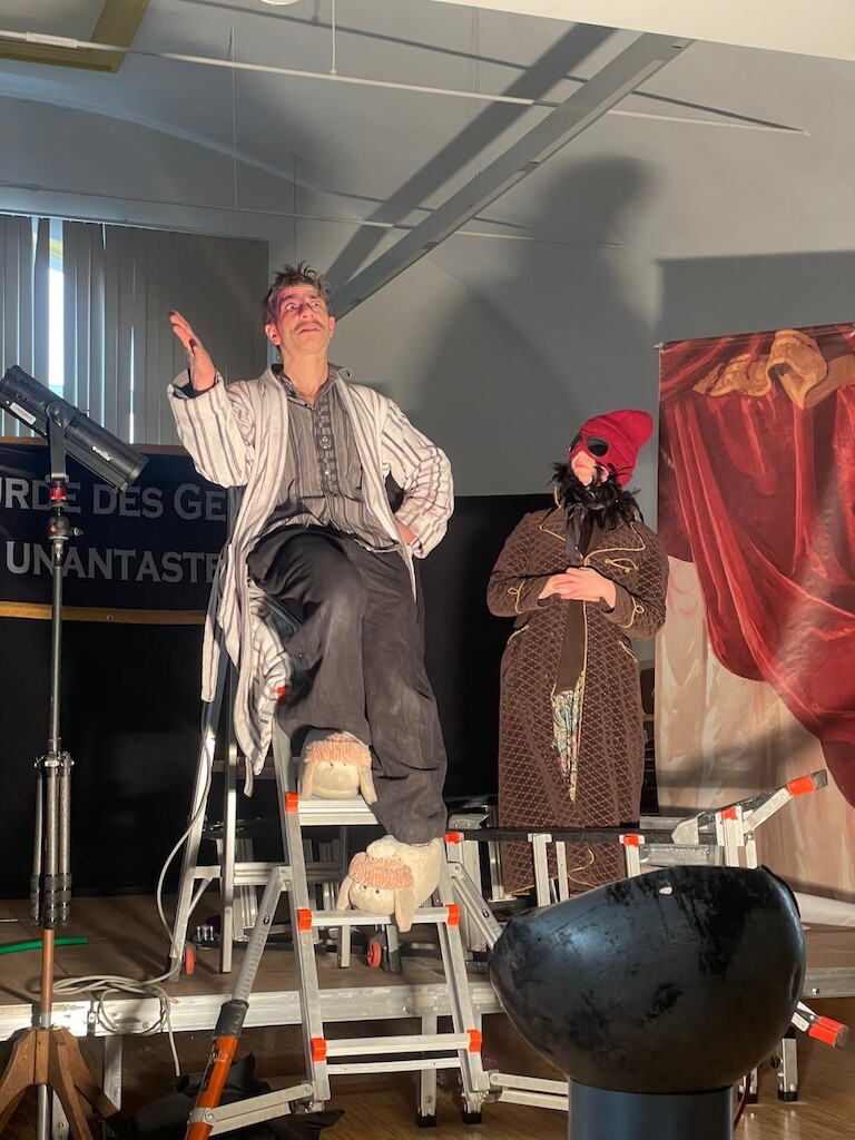 Die Schauspieler auf der Bühne.