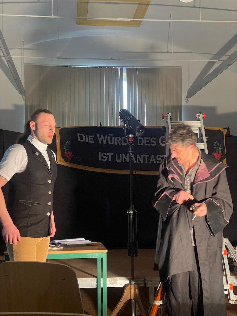 Die Schauspieler auf der Bühne.