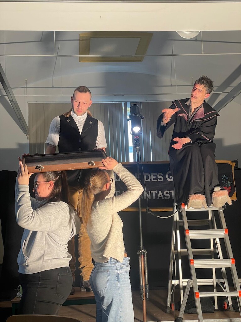 Die Schauspieler auf der Bühne.
