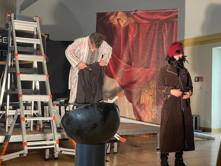 Die Schauspieler auf der Bühne.