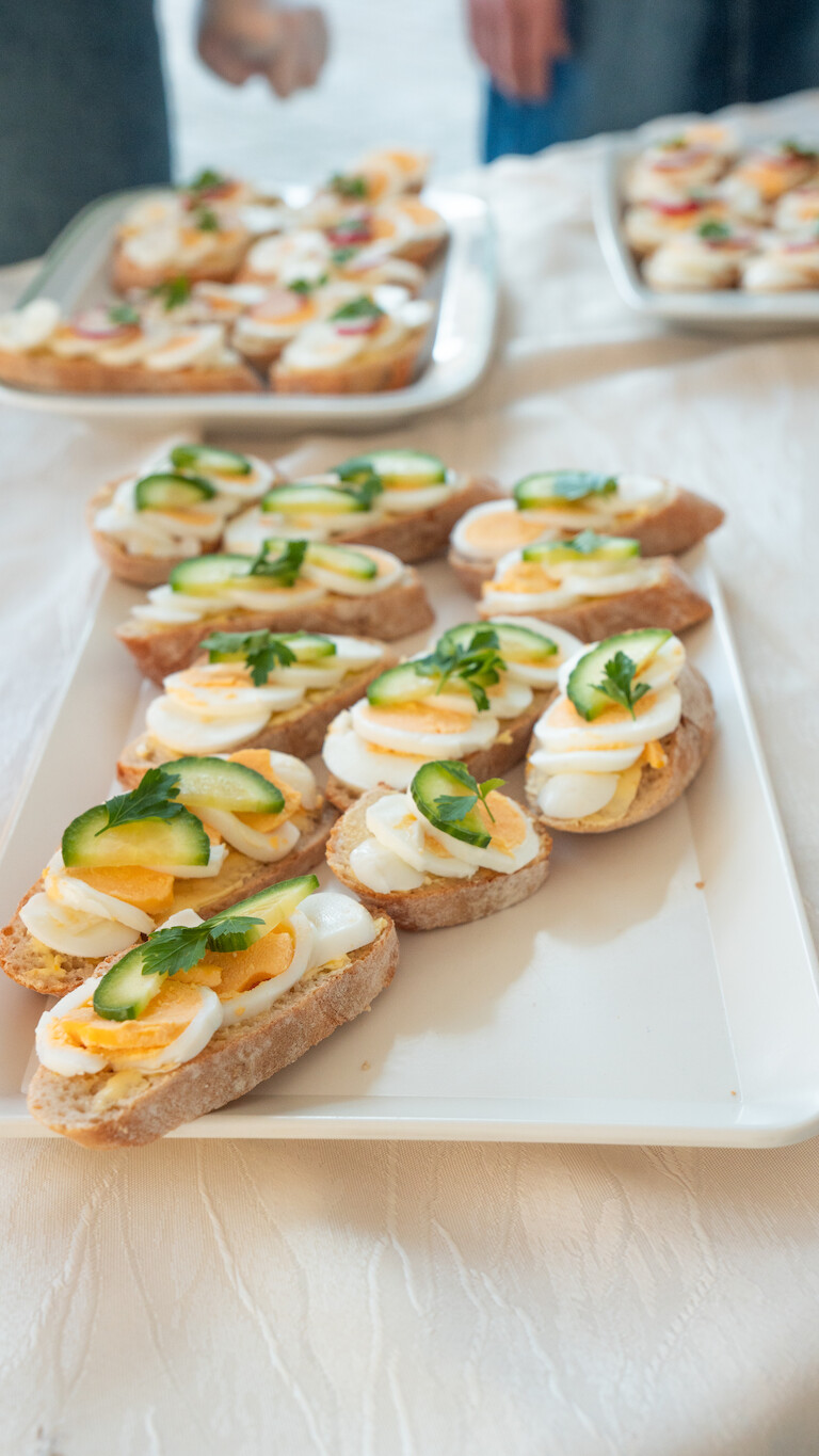 Eierbrötchen stehen zum Verkauf bereit.