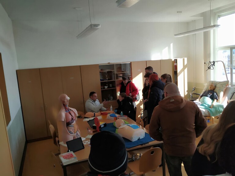 Das Pflegekabinett gut gefüllt mit Besuchern.