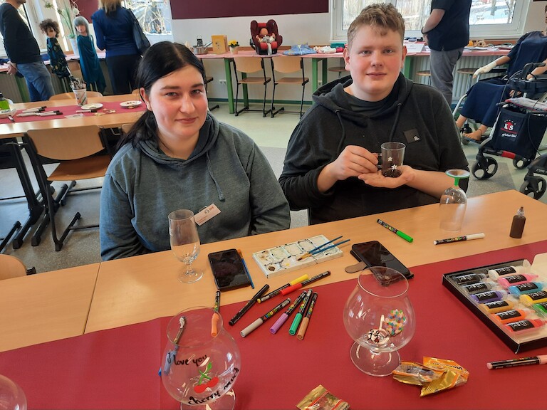 Zwei Auszubildende beim kreativen Arbeiten.