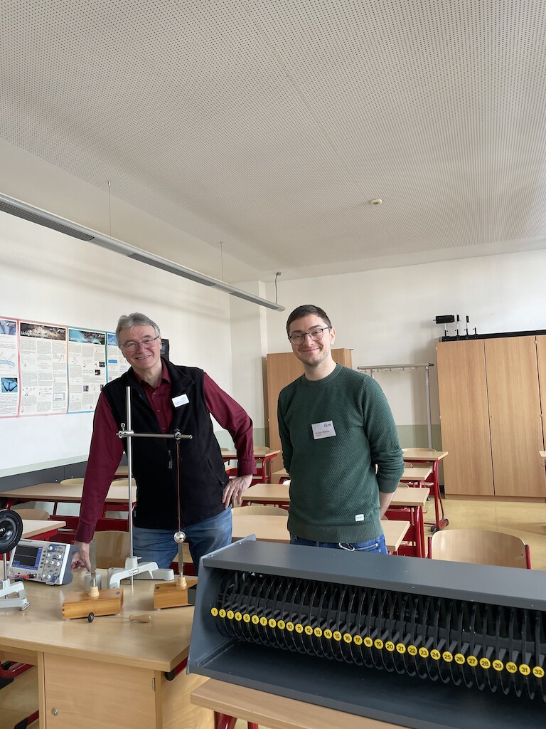 Zwei Physiklehrer im Klassenraum.