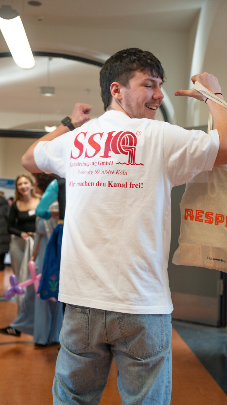 Ein Schüler der Sass eigt sich T-Shirt der Kanalreinigung.